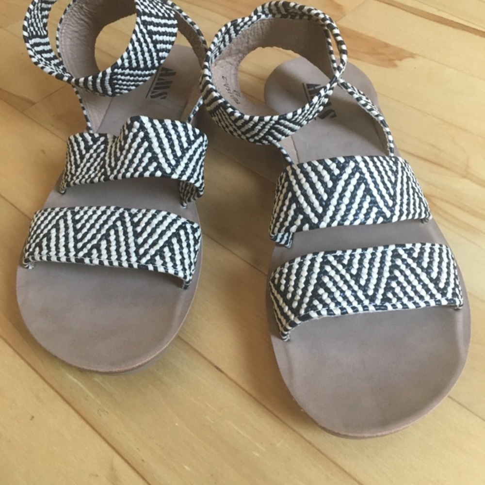 8 1/2 comfortable, supportive sandals, good fit